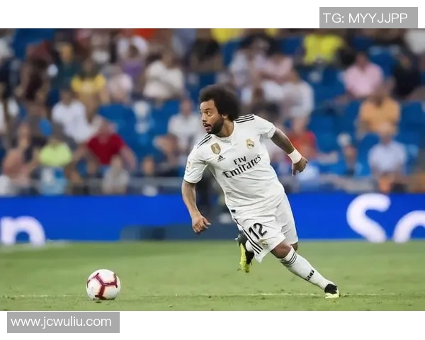 全球四十位足球巨星的传奇故事与辉煌成就解析