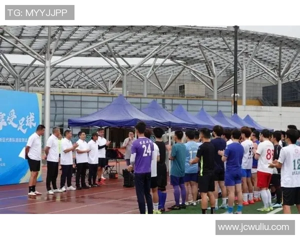 足球明星球迷齐聚一堂展现激情动作引发热烈互动与欢呼 足球明星球迷齐聚一堂展现激情动作引发热烈互动与欢呼