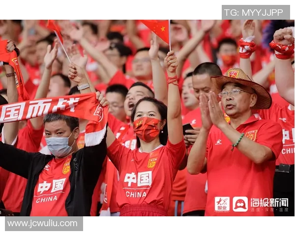 国足球迷齐聚一堂共筑红色海洋展现激情与团结的力量